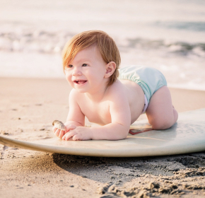 дитя на дошці для серфінгу